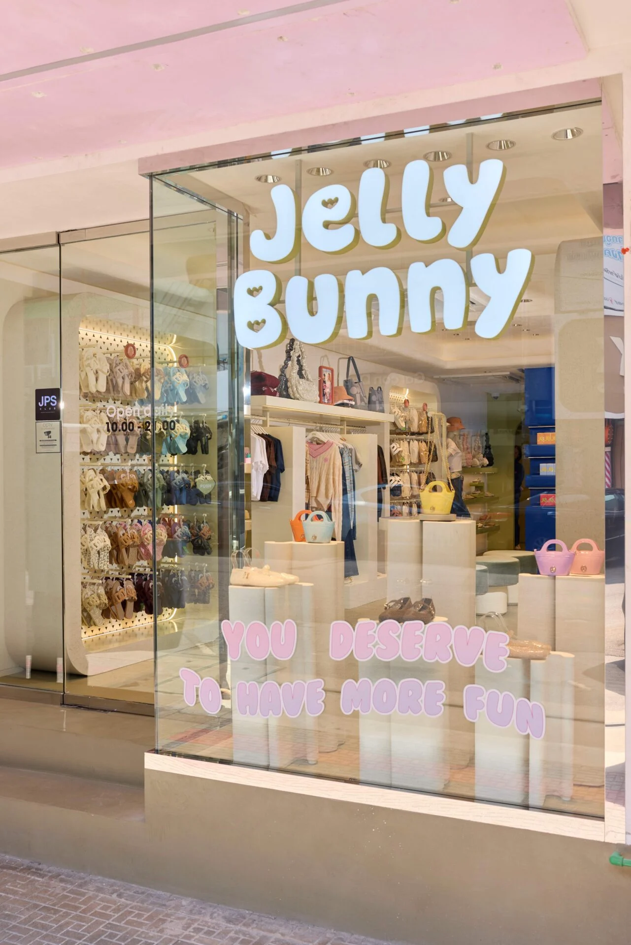 วิเคราะห์ Jelly Bunny แฟลกชิปสโตร์สองชั้น กลิ่นหอมใหม่ และคอลเลกชั่น Brit It Up