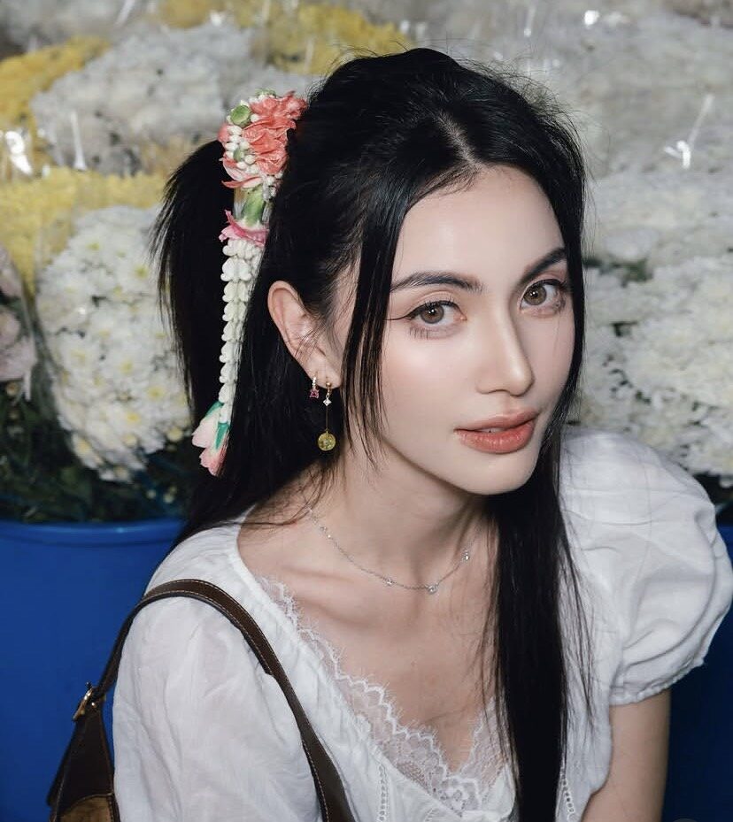 จากมาลัยรัดเกล้าไหว้พระสู่เทรนด์ดอกไม้ผมไวรัลของเจน Z