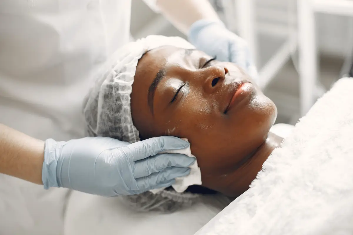 Chemical Exfoliation vs Microdermabrasion เลือกผลัดเซลล์ผิวแบบไหนให้เหมาะกับผิวคุณ