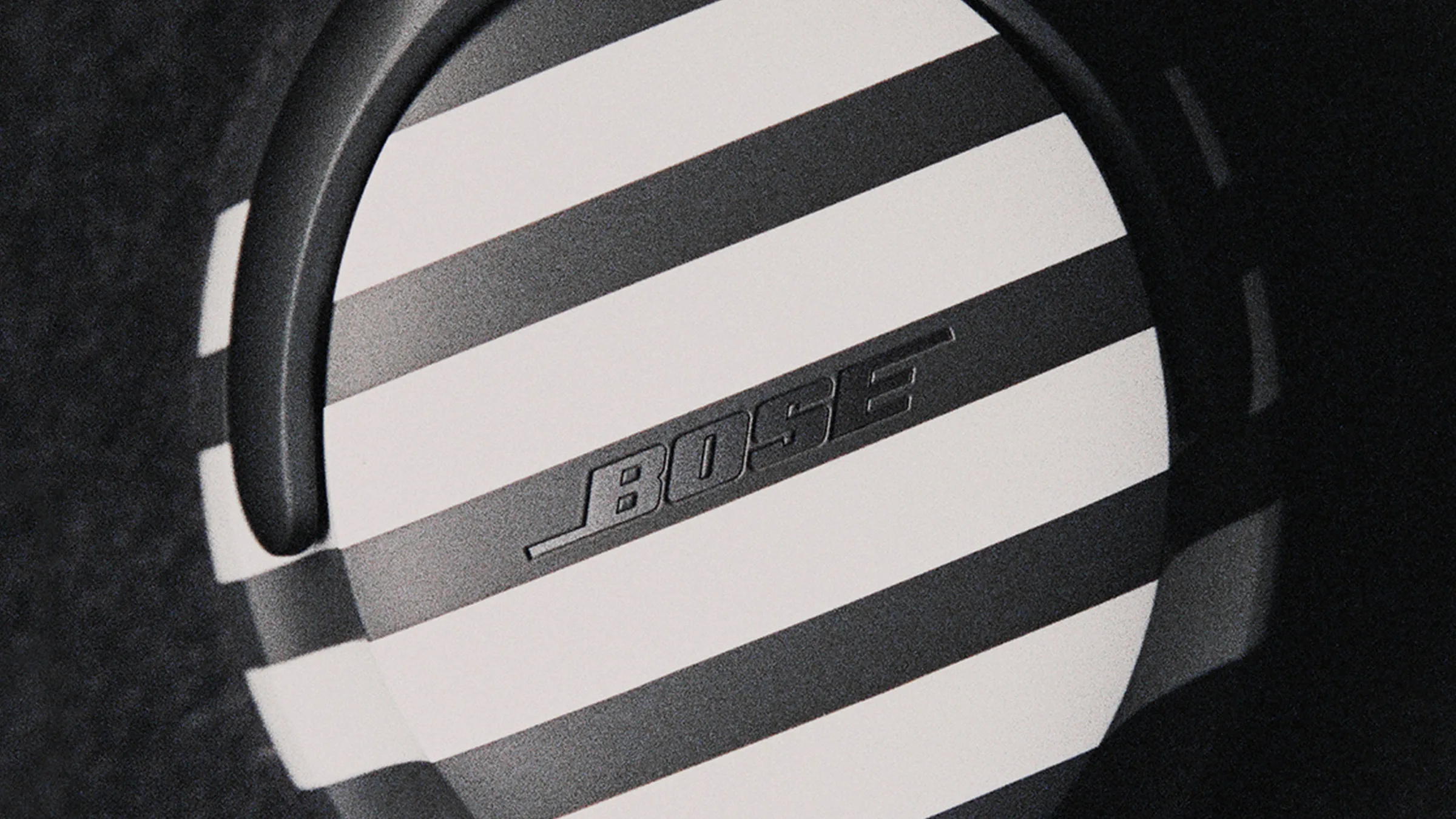 Bose QuietComfort Ultra x Thom Browne เมื่อหูฟังตัดเสียงพรีเมียมกลายเป็นแฟชั่นหรูสำหรับคนเดินทาง