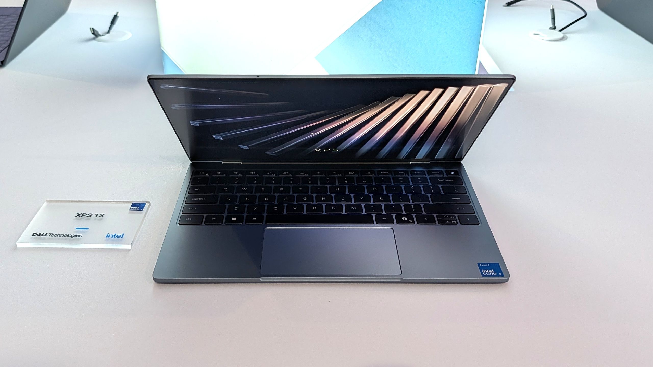 Dell XPS 13 vs MacBook Pro โน้ตบุ๊คพรีเมียมสำหรับนักศึกษาและสายทำงาน