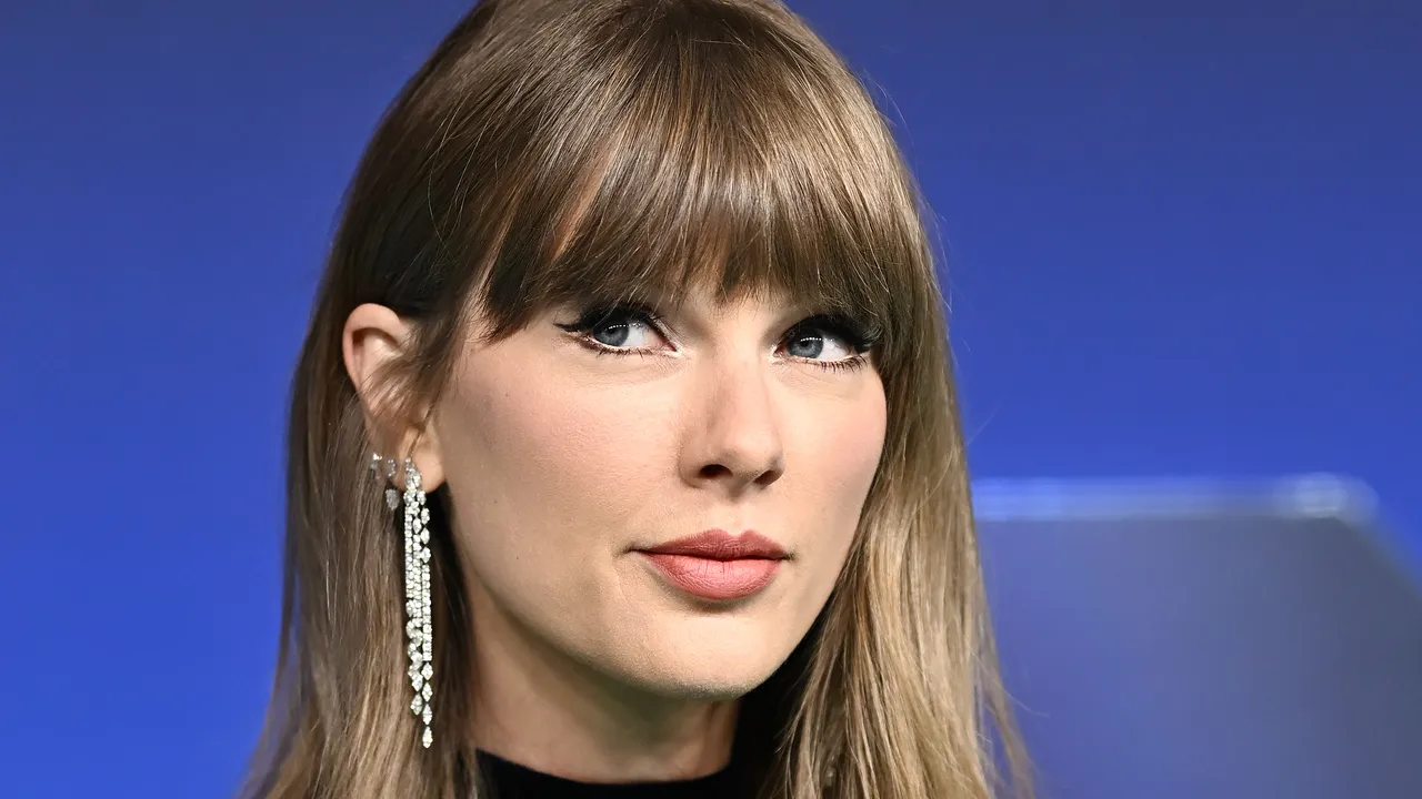 ถอดรหัสลุคบิวตี้ของ Taylor Swift บนพรม VMAs