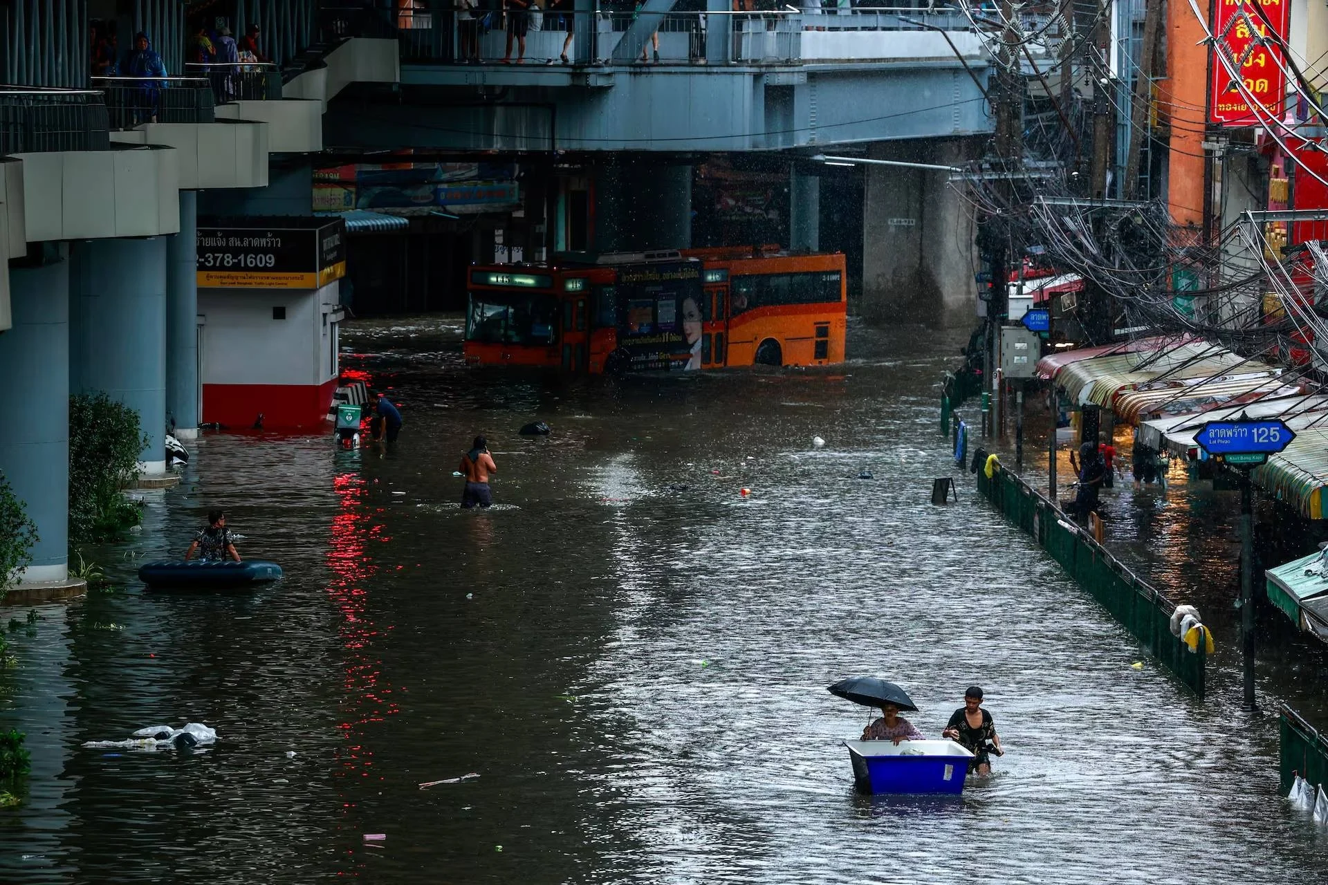 น้ำท่วมสนามบิน เตรียมตัวเดินทางอย่างไรไม่ให้ตกเครื่อง