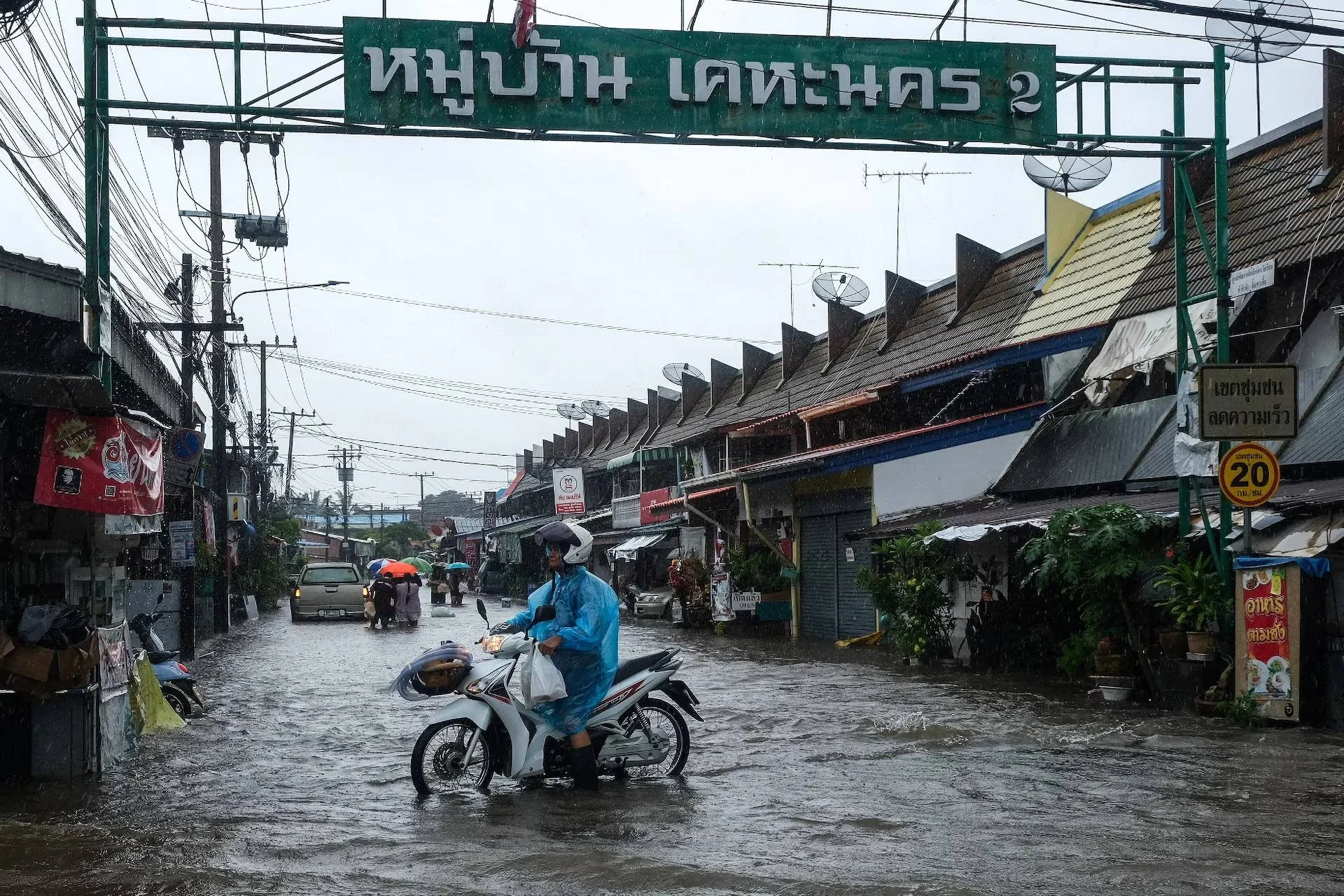 น้ำท่วมสนามบิน เตรียมตัวเดินทางอย่างไรไม่ให้ตกเครื่อง