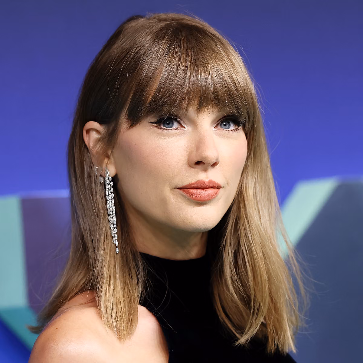 ถอดรหัสลุคบิวตี้ของ Taylor Swift บนพรม VMAs