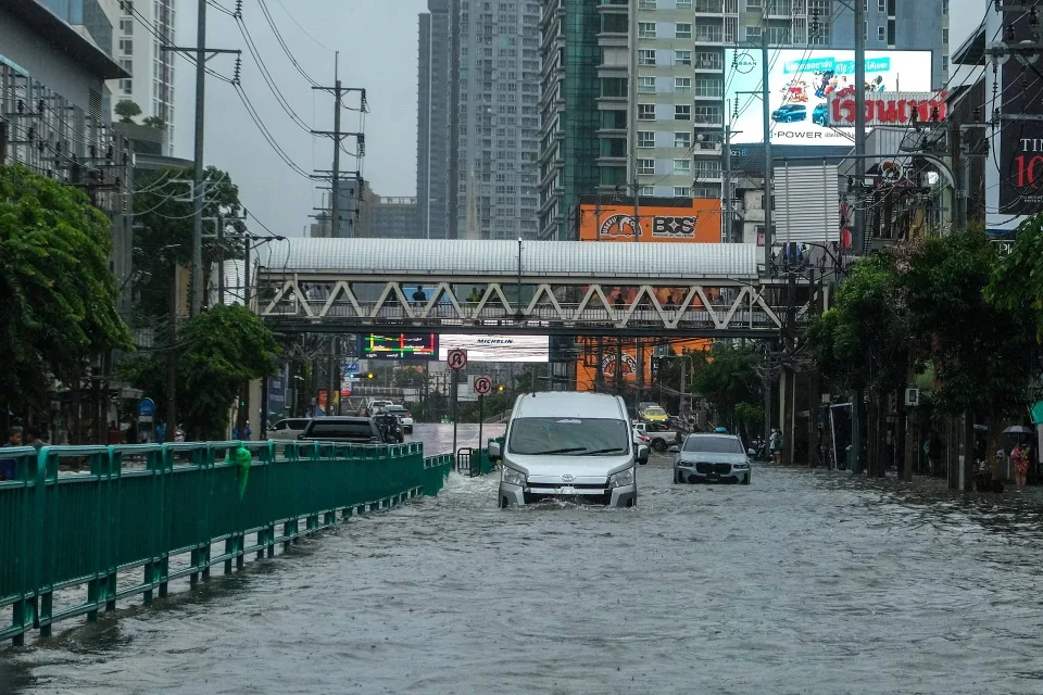 น้ำท่วมสนามบิน เตรียมตัวเดินทางอย่างไรไม่ให้ตกเครื่อง
