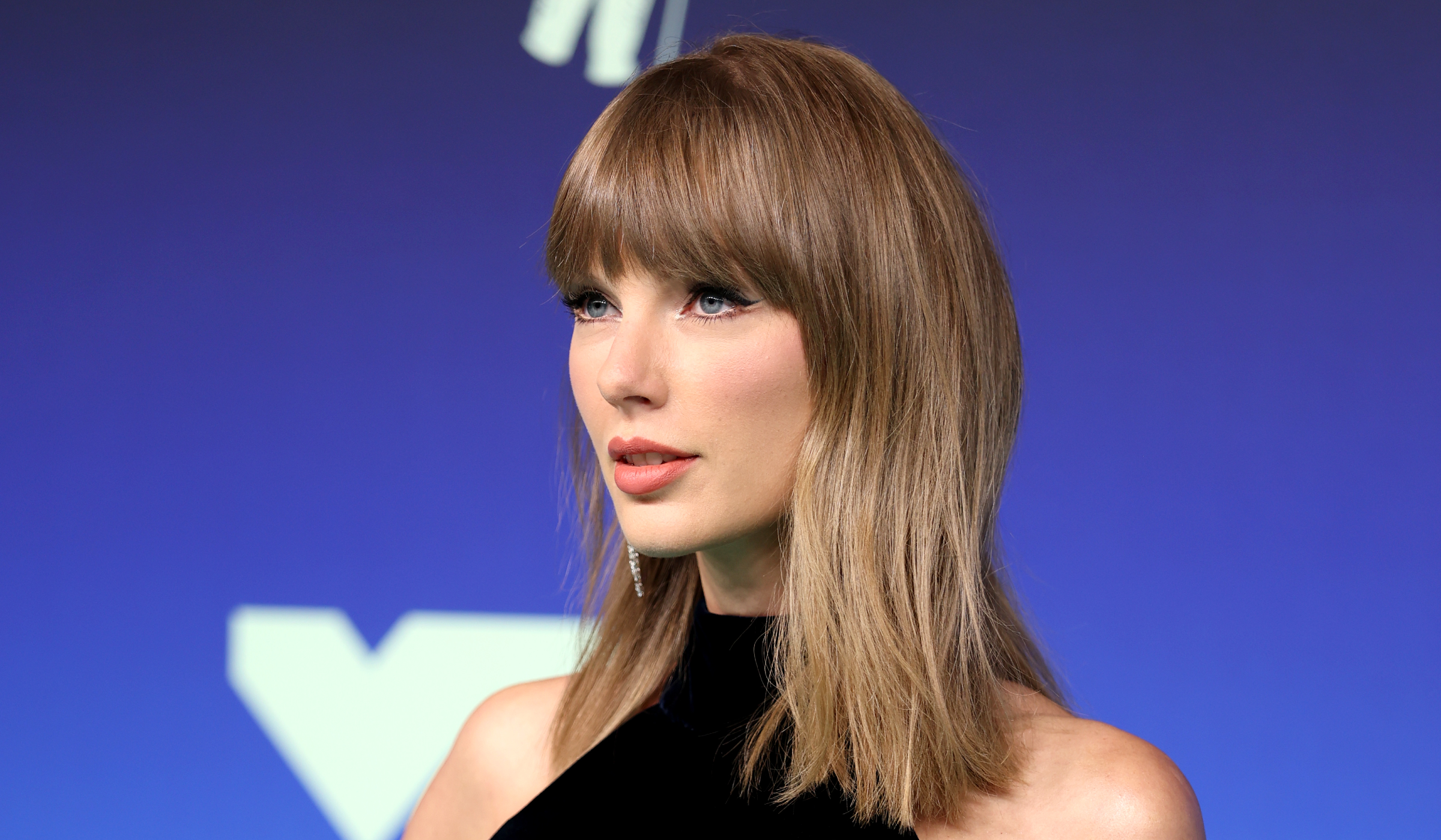 ถอดรหัสลุคบิวตี้ของ Taylor Swift บนพรม VMAs