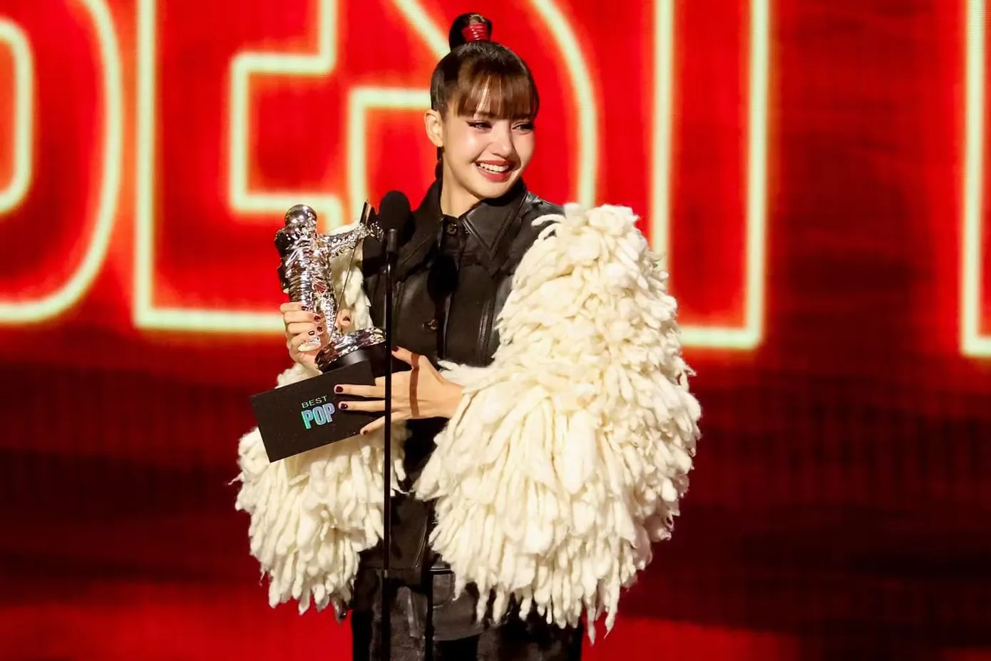 เทย์เลอร์ สวิฟต์ และ LISA พลิกเกมแฟชั่นพรมแดง MTV VMAs