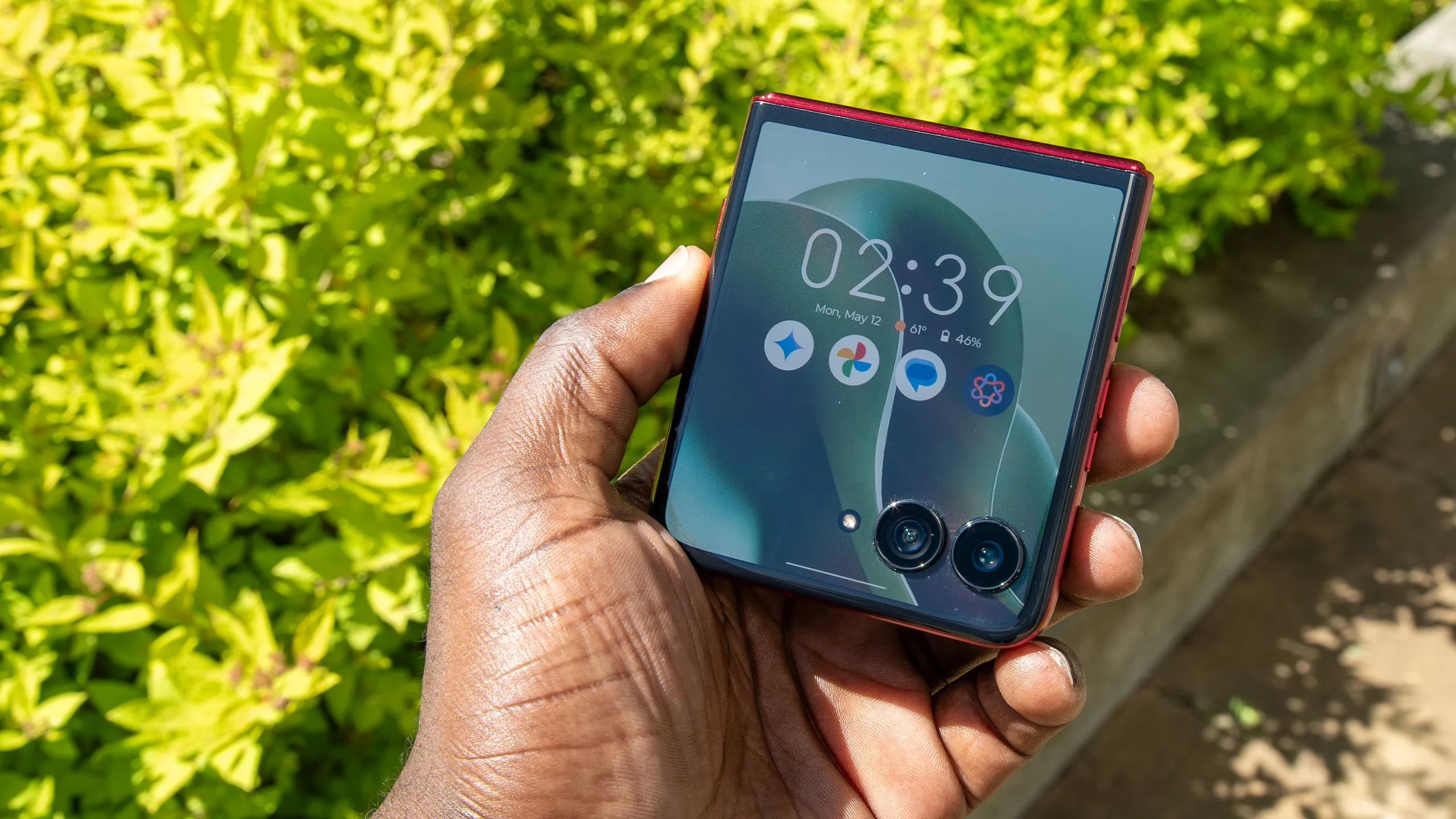 ดีลโทรศัพท์พับ Galaxy Z Fold 8 ปะทะ Motorola Razr Ultra