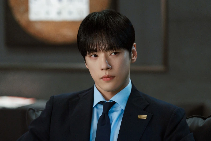 Yim Si Wan พลิกภาพลักษณ์เป็นทายาทจอมเย่อหยิ่งในซีรีส์ Love in Disguise