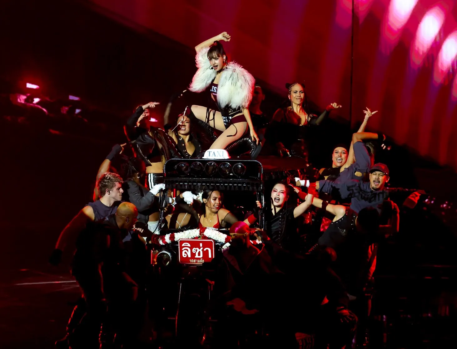 LISA สร้างหมุดหมายบนเวที MTV VMAs คว้า Best Pop พร้อมโชว์ SaWaDiKa