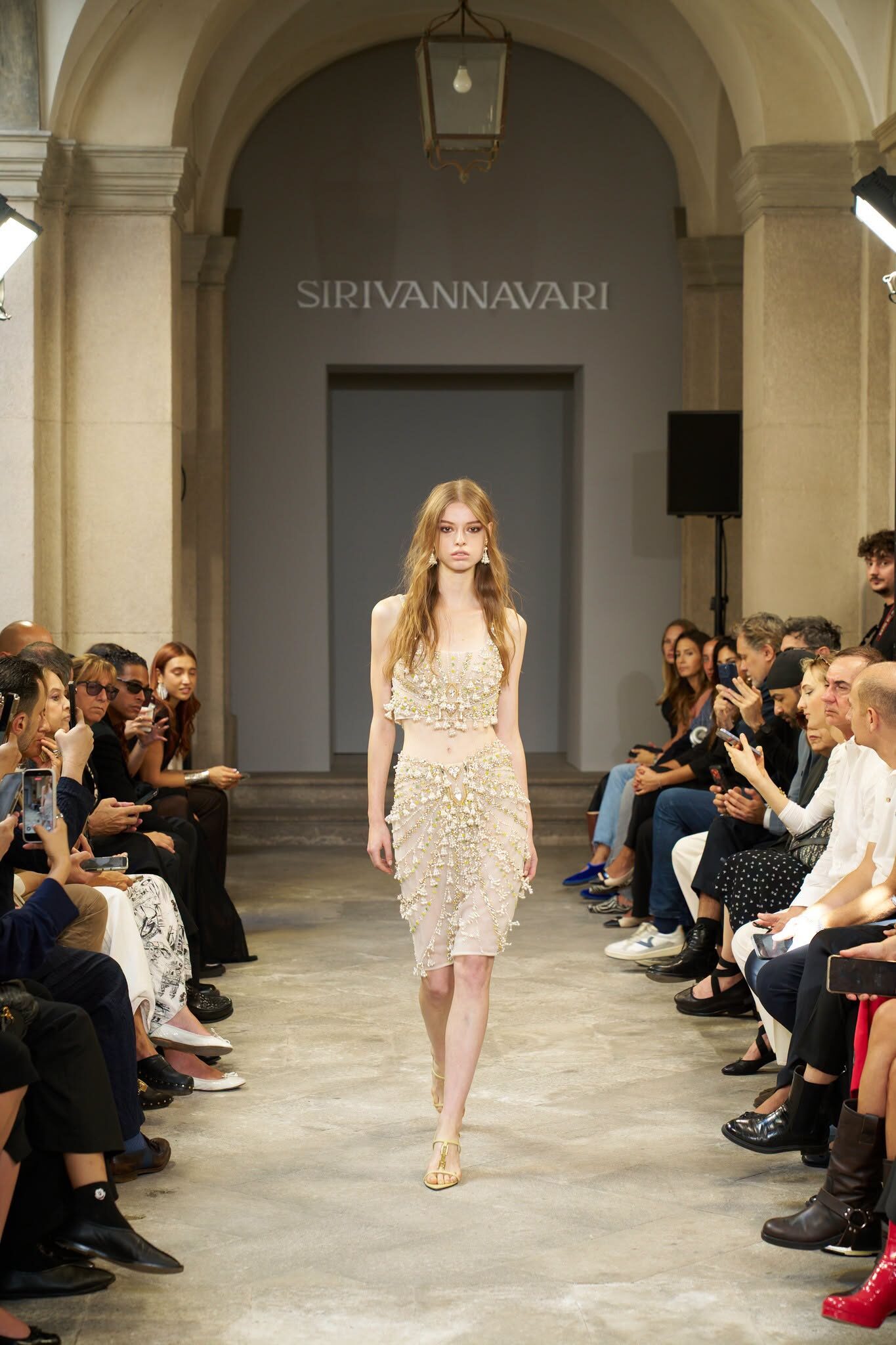 สมบัติอินเดียในมุมใหม่: SIRIVANNAVARI ปิดรันเวย์มิลานแฟชั่นวีค SS27