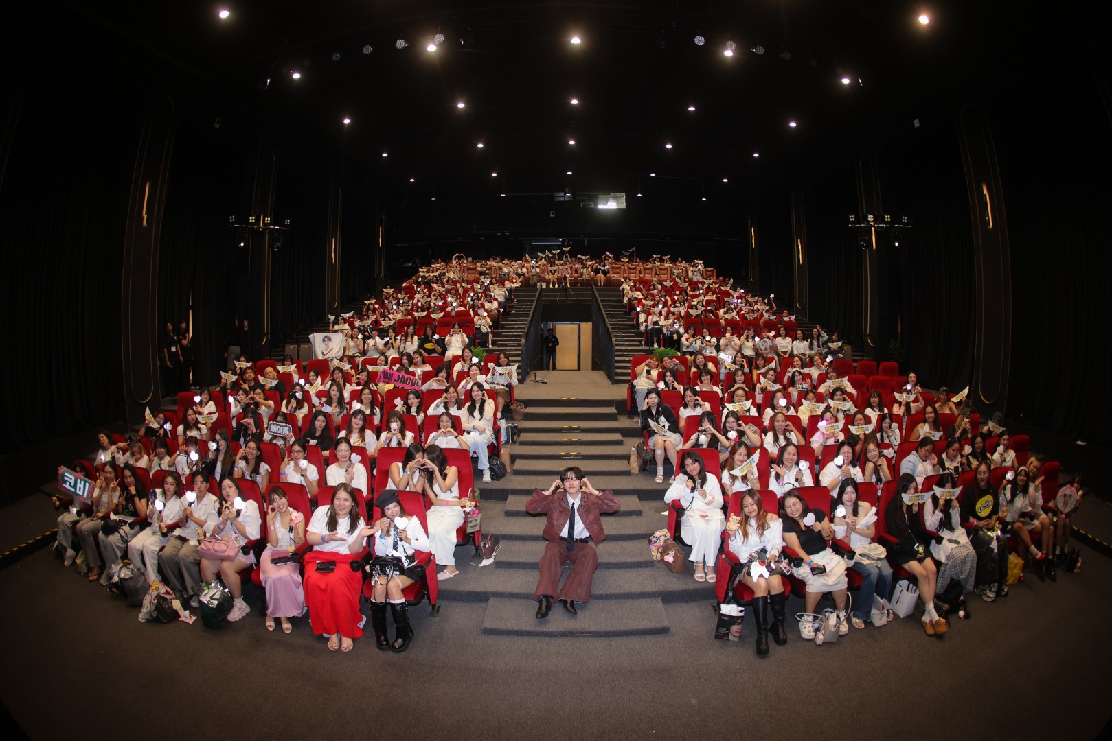 บอยกรุ๊ปจุดพลุอีโมชัน ระเบิดความมันบนเวทีเอเชียทัวร์