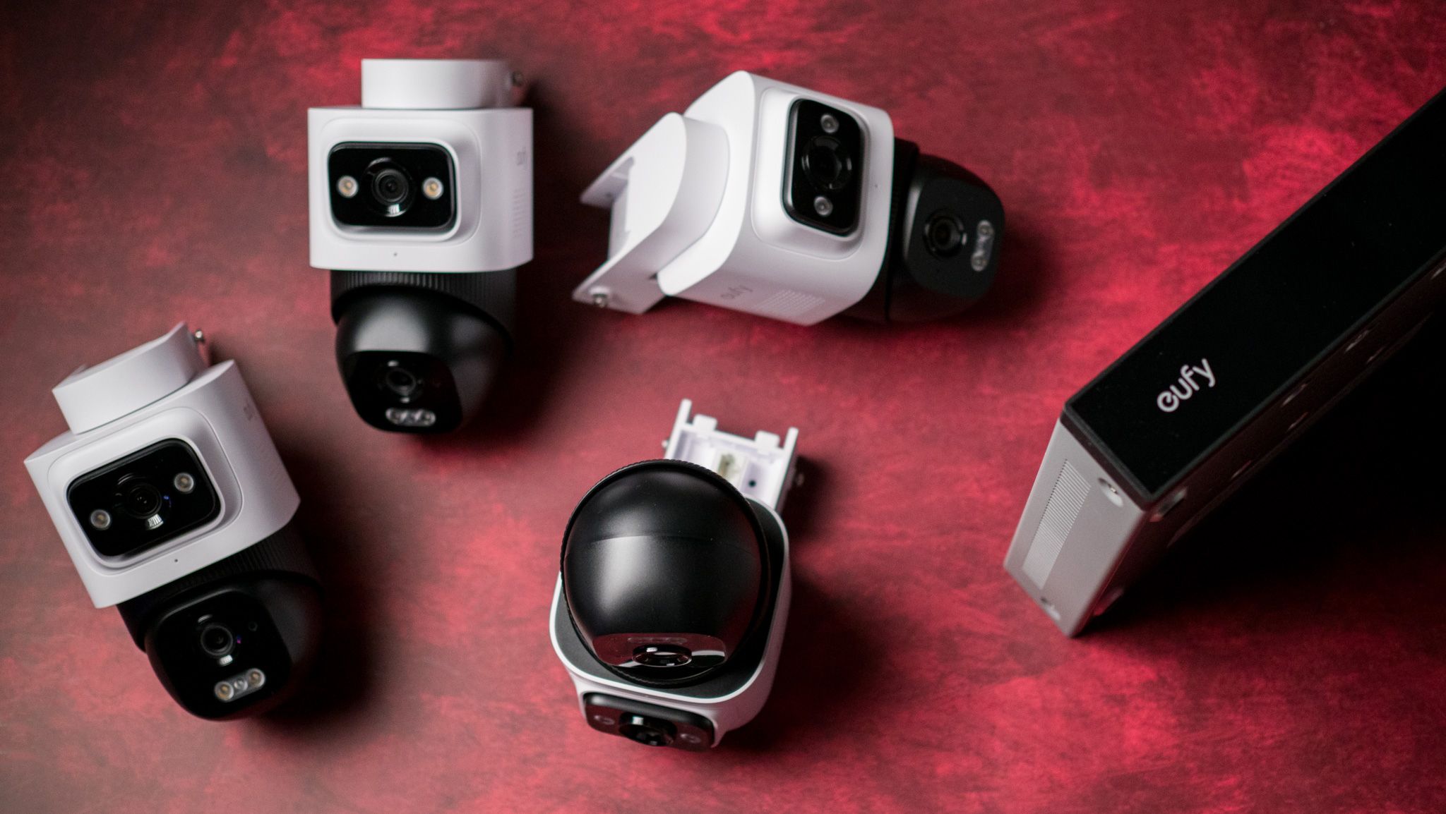 ศึกกล้องรักษาความปลอดภัยพลังงานแสงอาทิตย์ Eufy SoloCam E50 ปะทะ Arlo Essential Solar ใครอึดกว่าตอนแดดน้อย