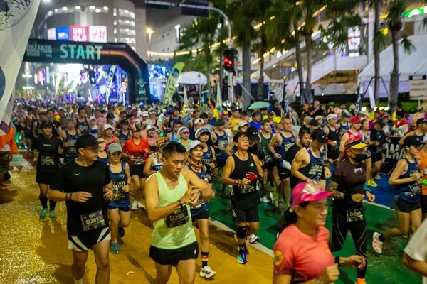 10,000 นักวิ่งฝ่าสายฝนพัทยามาราธอน ชัยชนะของเคนยาและดาวรุ่งวัย 14 ปี