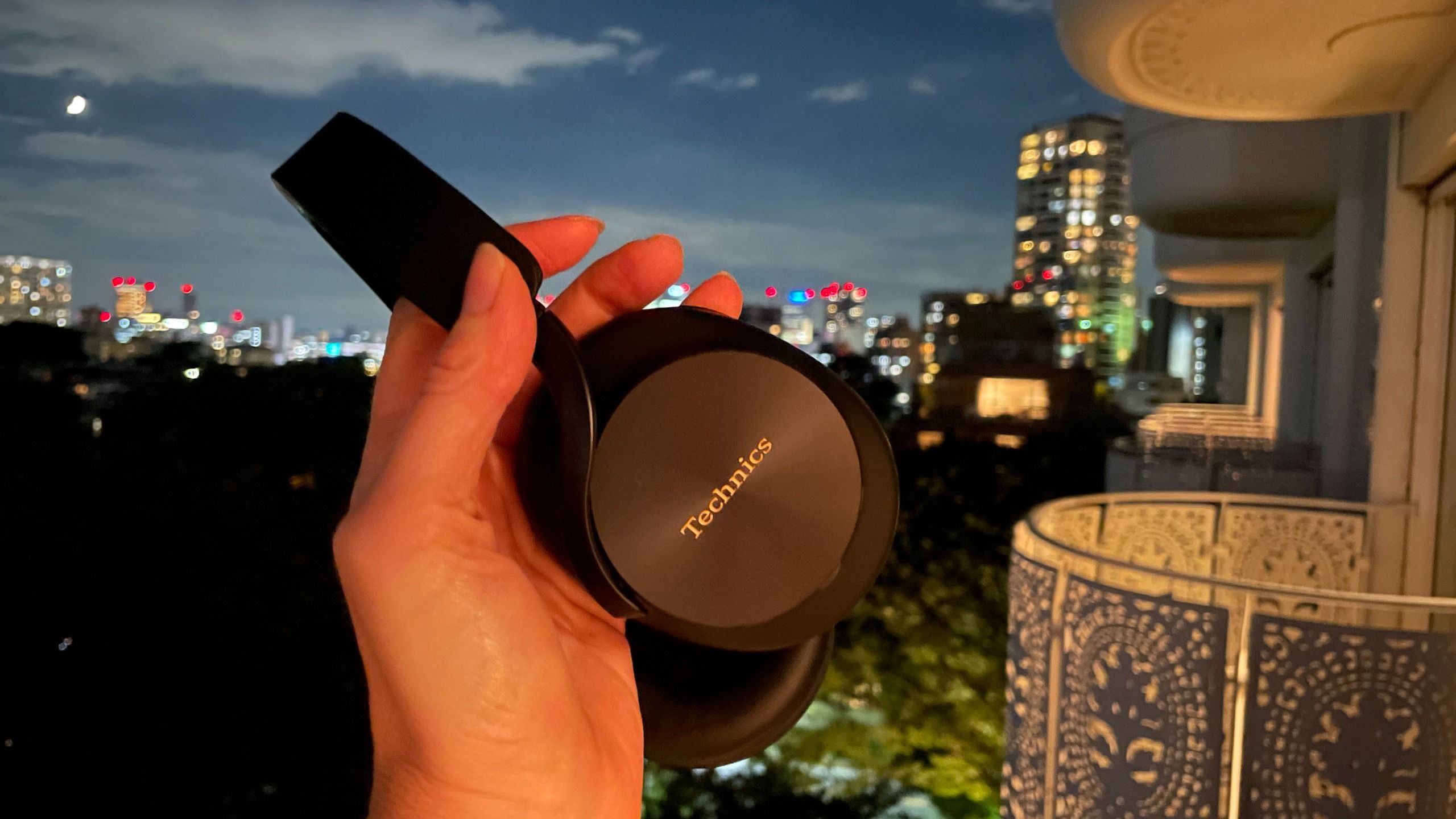 Technics EAH-A1000 หูฟังแฟลกชิป over-ear คู่ชิงใหม่สายพรีเมียม
