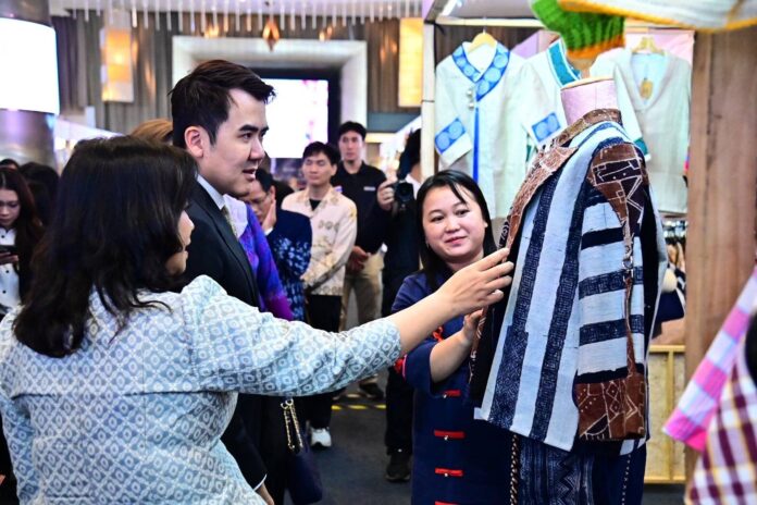 ดีไซเนอร์รุ่นใหม่พลิกผ้าไทยสมัยใหม่สู่แฟชั่นรันเวย์ร่วมสมัย