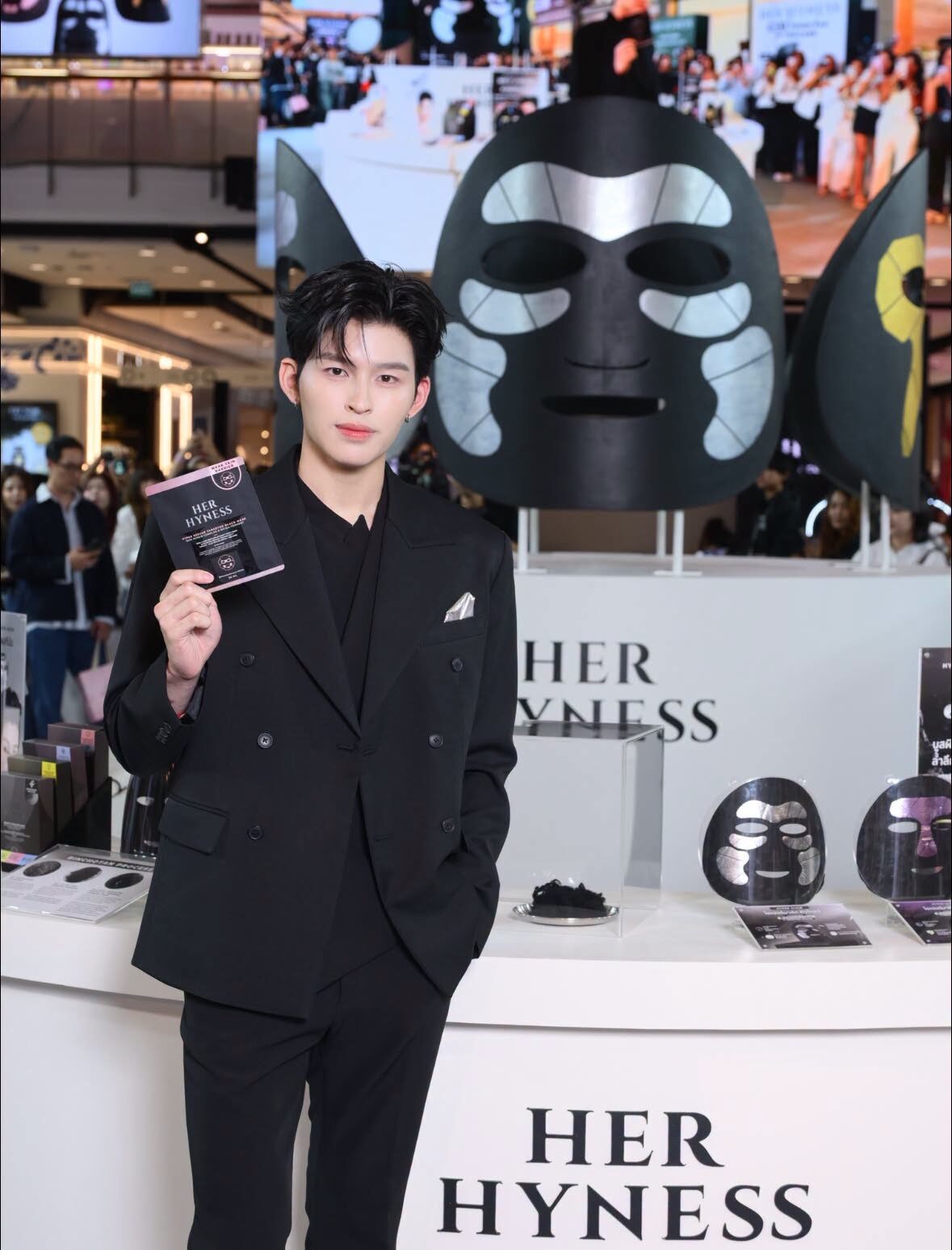 จากมาส์กดำแผ่นเดียวสู่จักรวาลมาส์ก 27 ล้านชิ้นของ HER HYNESS