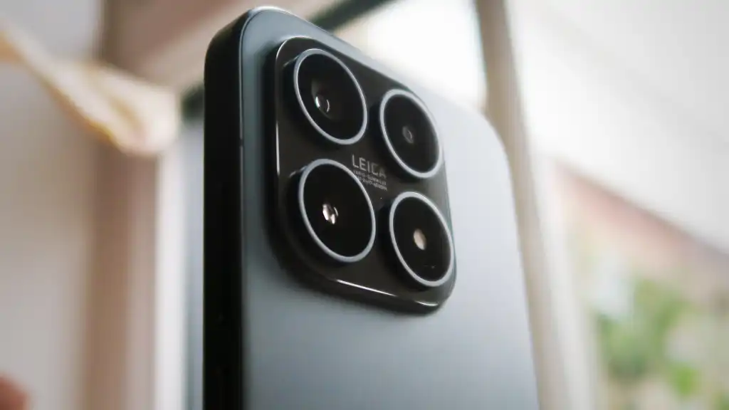 Xiaomi 18 รุ่นมาตรฐาน สมาร์ตโฟนเรือธงไซซ์เล็กที่ตั้งใจมาแทนรุ่น Pro