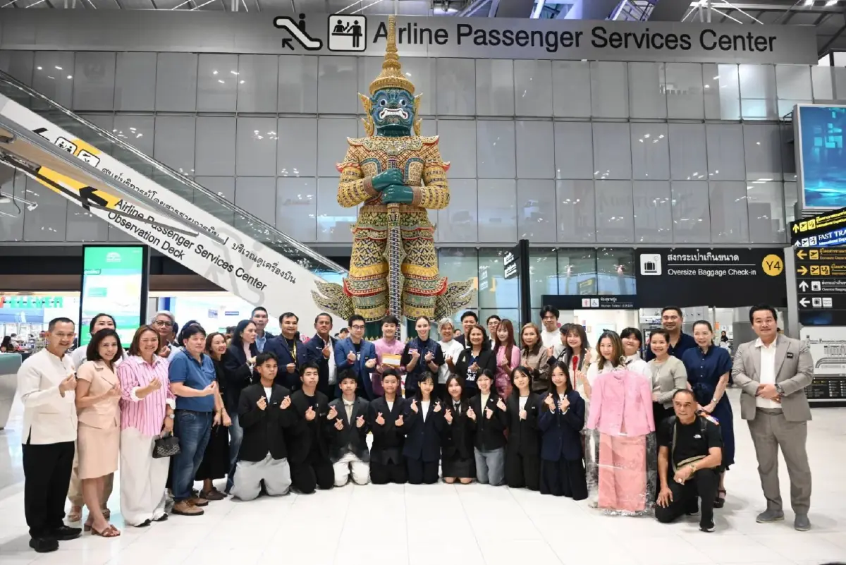 12 เยาวชนในชุดไทยพระราชนิยมบนเวทียูเนสโก
