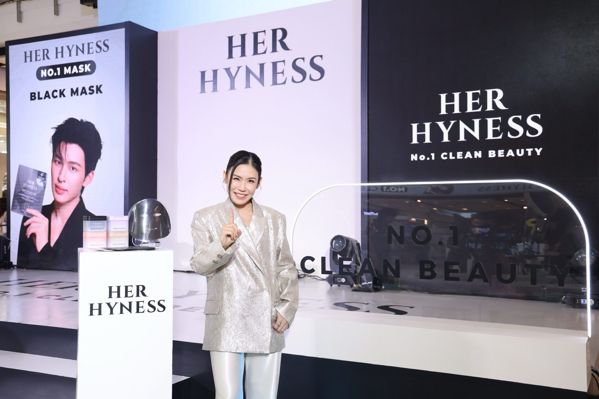จากมาส์กดำแผ่นเดียวสู่จักรวาลมาส์ก 27 ล้านชิ้นของ HER HYNESS