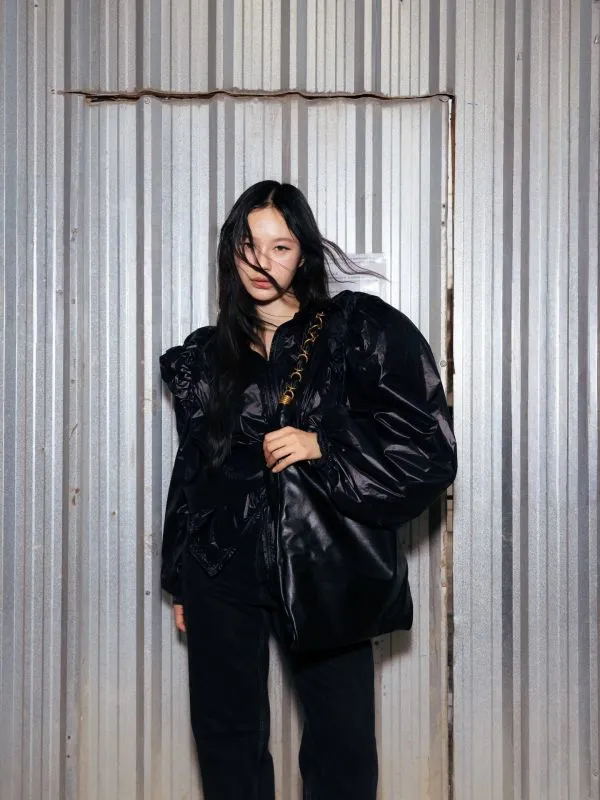 ลุคมาดามออลแบล็คของมิ้ลค์ พรรษา แย่งซีนฟรอนต์โรว์ Saint Laurent Summer 2027 ปารีสแฟชั่นวีค