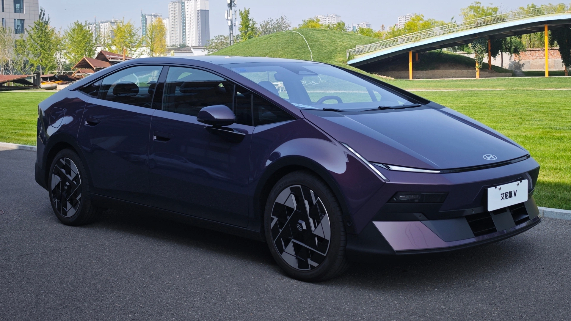 Hyundai Ioniq V ซีดานไฟฟ้า 800V ระยะวิ่ง 620 กิโลเมตรท้าชนเจ้าตลาด