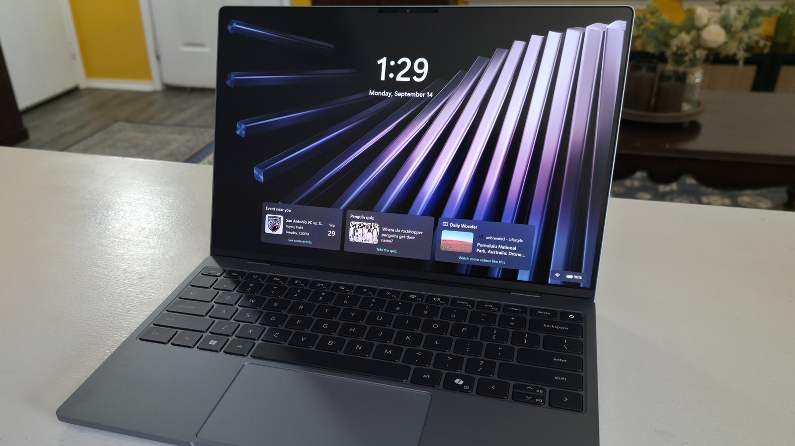 Dell XPS 13 vs MacBook Neo เลือกแล็ปท็อปพรีเมียมราคาถูกแบบไหนดี