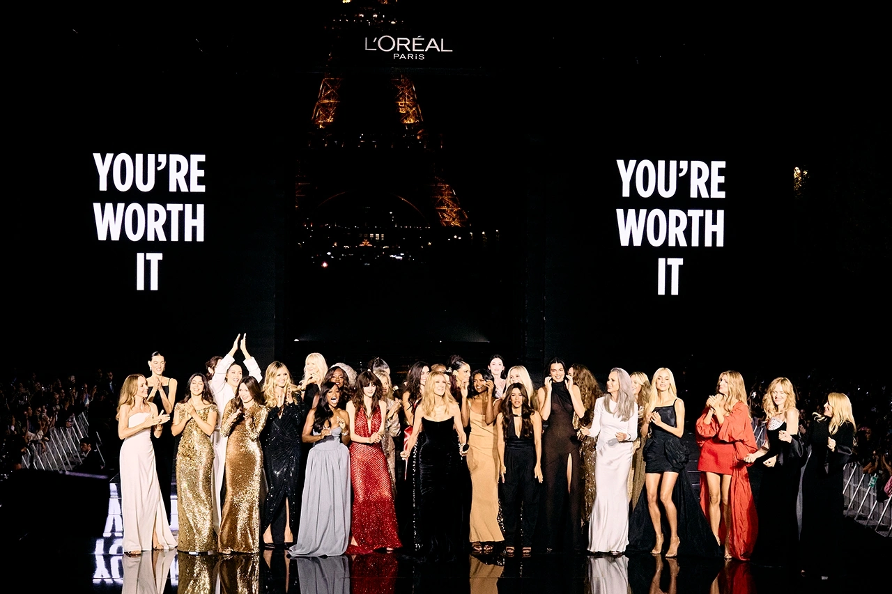 สองโมเดลสาวก้าวสู่รันเวย์ปารีสใน Le Défilé L'Oréal Paris