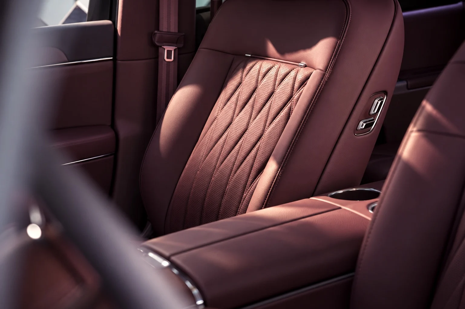Luxeed EHV V9 MPV ลักชัวรี่กับเบาะหมุน 180 องศาและพลัง REEV วิ่งไกลกว่า 1,000 กม.