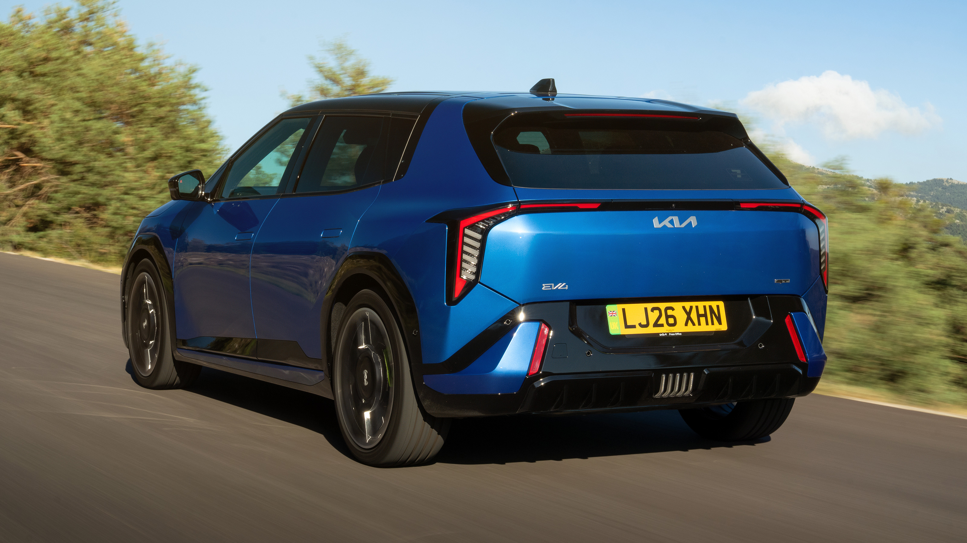 รถไฟฟ้าแฮทช์แบ็กตัวแรง Kia EV4 GT vs Peugeot E-208 GTi