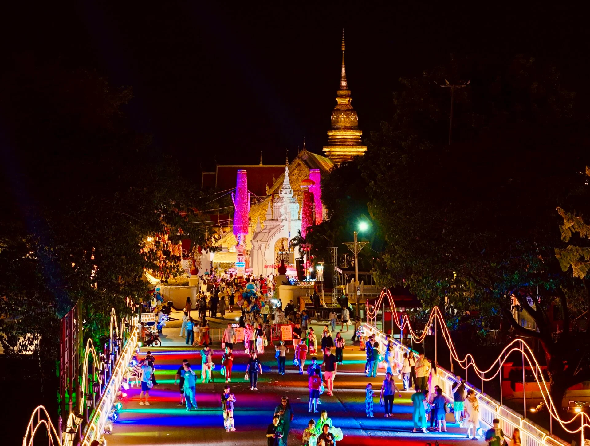 ศิลปะแห่งแสง ลำพูน พลิกนครหริภุญชัยให้สว่างไส้ยามค่ำคืน