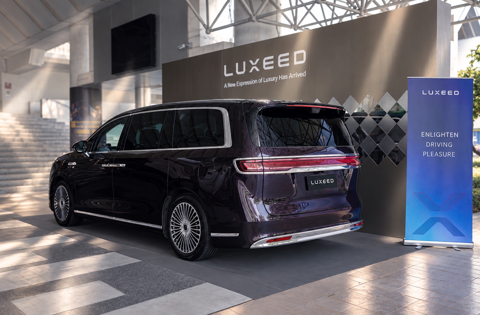Luxeed EHV V9 MPV พลิกเกมรถครอบครัวลักชัวรีด้วยเบาะหมุน 180 องศา