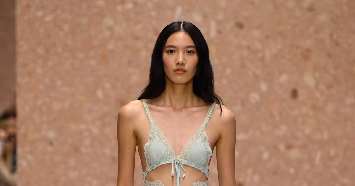 หมกมุ่นส่วนตัวของ Chemena Kamali และโมเมนต์ทองของ Rihanna เปลี่ยนเกม Paris Fashion Week SS27