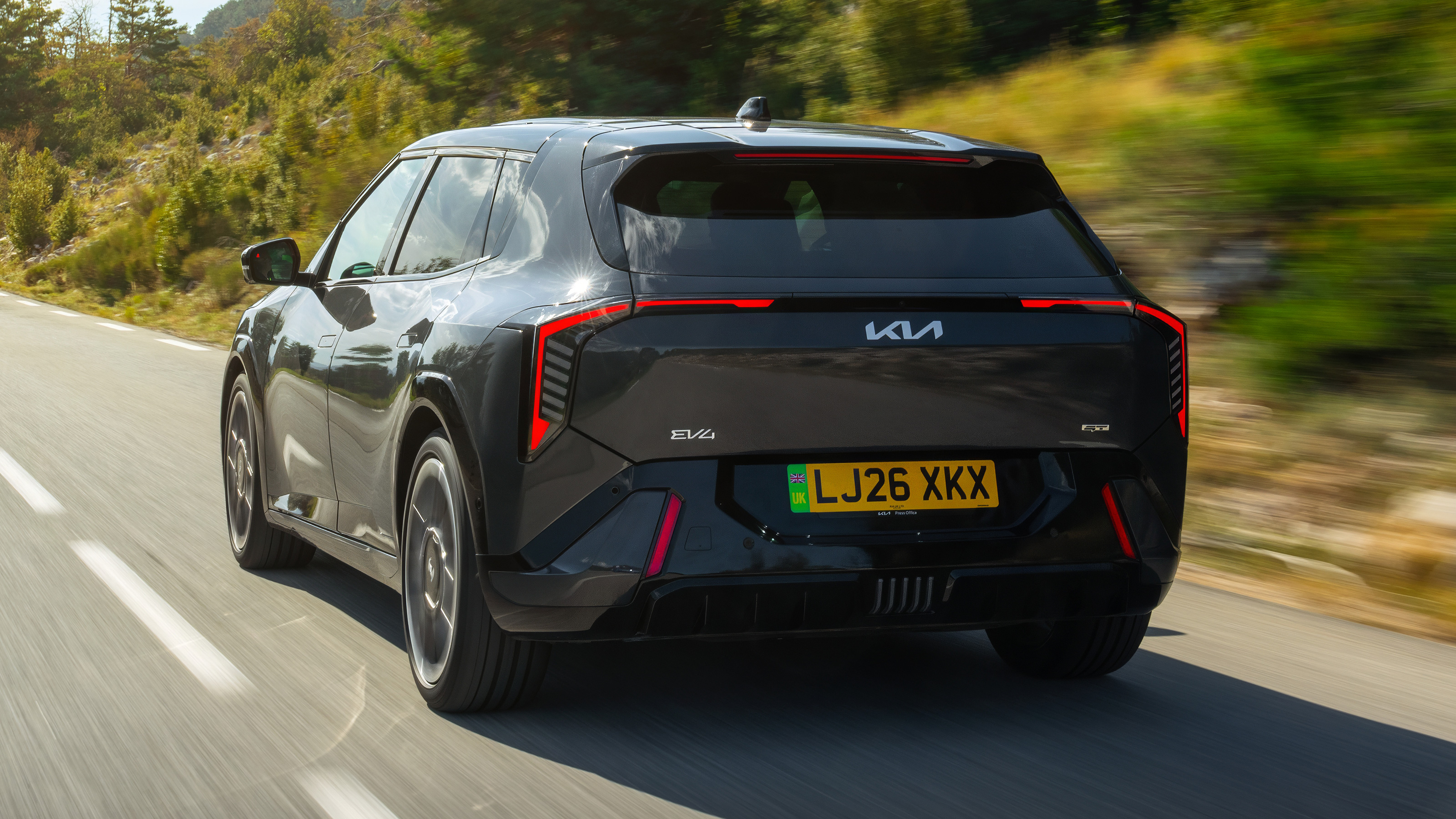 รถไฟฟ้าแฮทช์แบ็กตัวแรง Kia EV4 GT vs Peugeot E-208 GTi