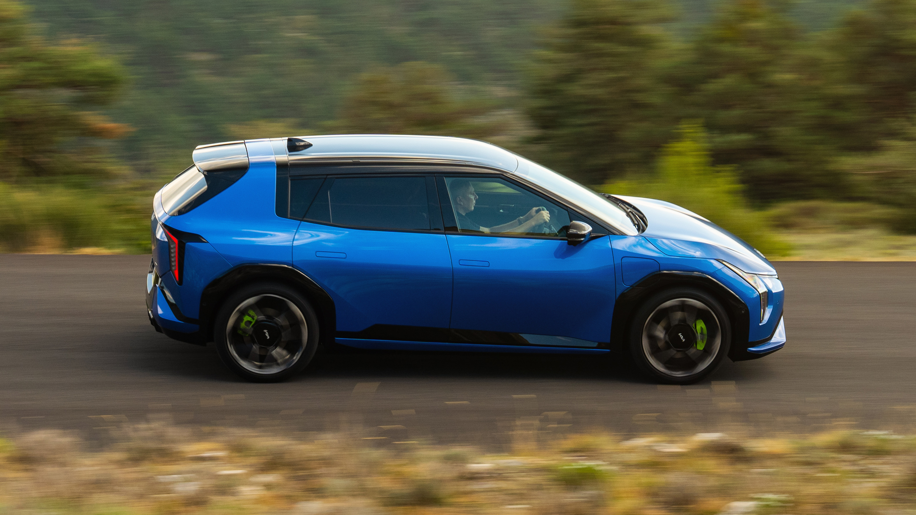 รถไฟฟ้าแฮทช์แบ็กตัวแรง Kia EV4 GT vs Peugeot E-208 GTi
