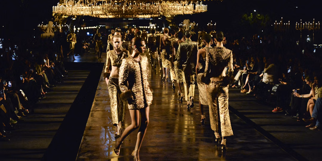 ชั่วโมงทองของ Saint Laurent SS27 เมื่อสายตาโลกจับจ้อง Anthony Vaccarello