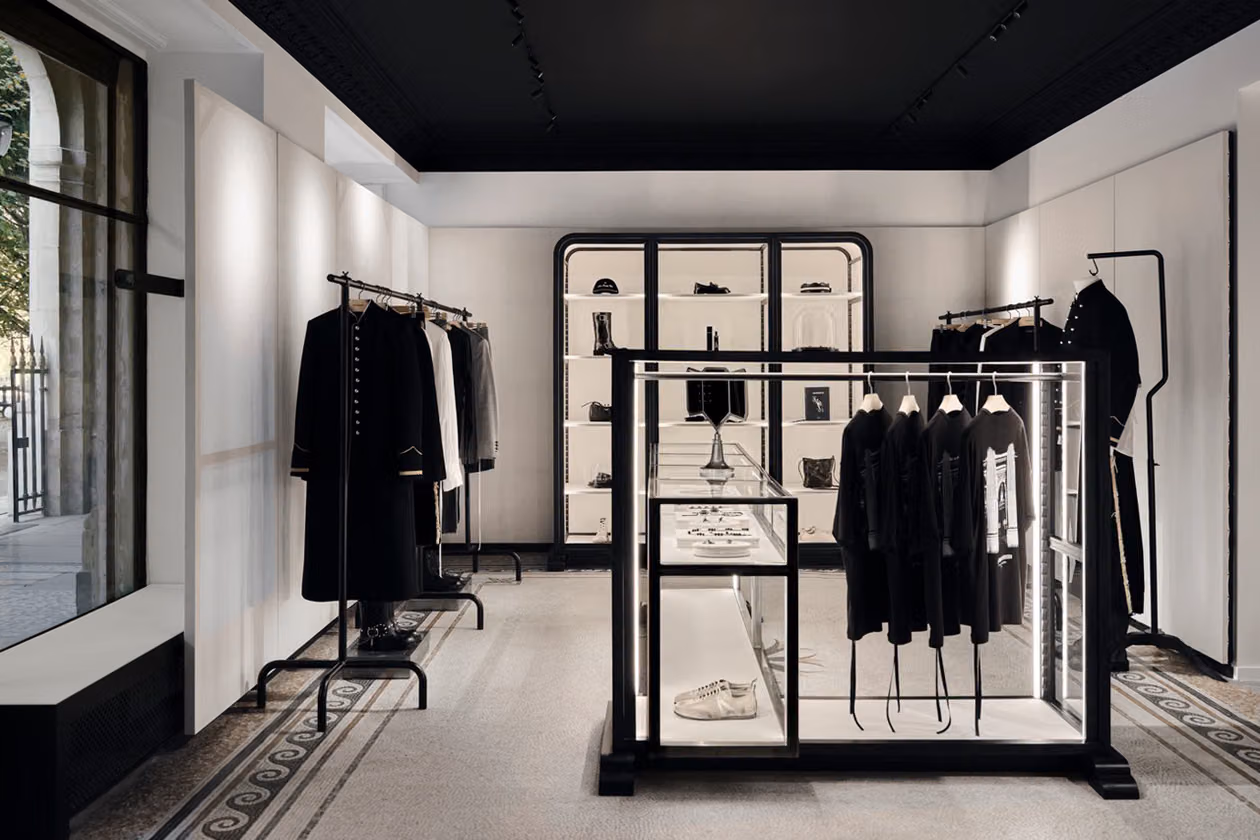 สีทองยึดรันเวย์ลักชัวรี เมื่อ Saint Laurent หันกลับสู่ความระยิบระยับ