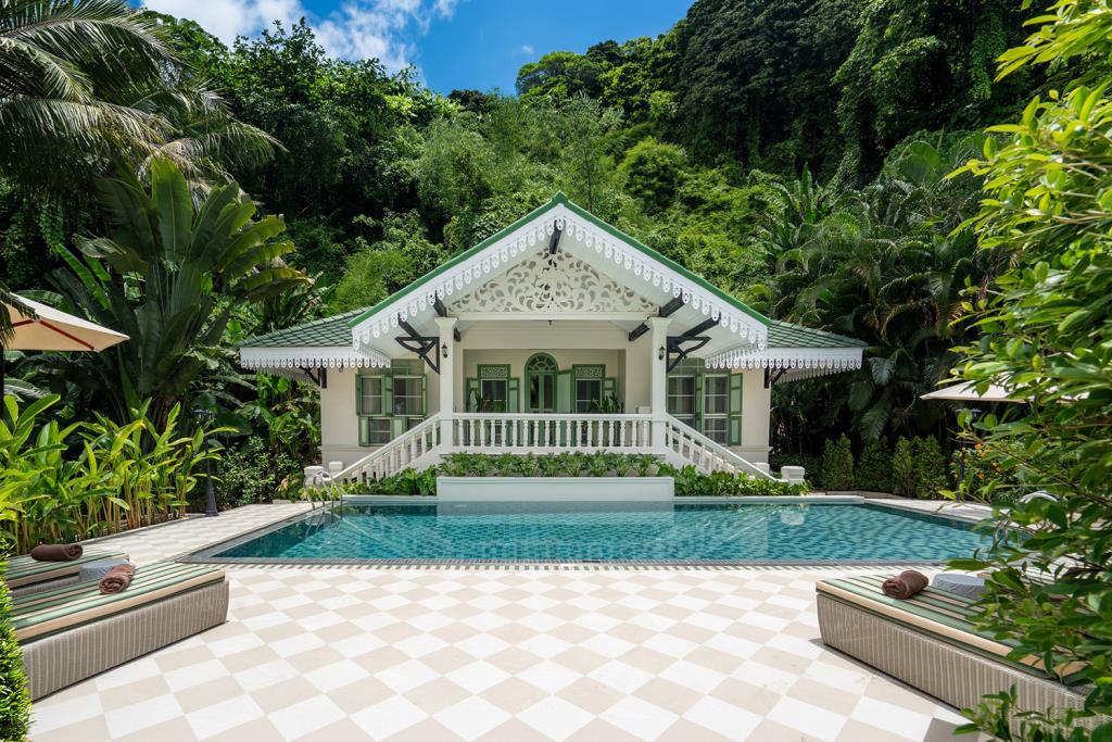 Tropical Colonial Luxury เมื่อบ้านริมทะเลกลายเป็นจุดหมายของการพักผ่อนระดับสูง