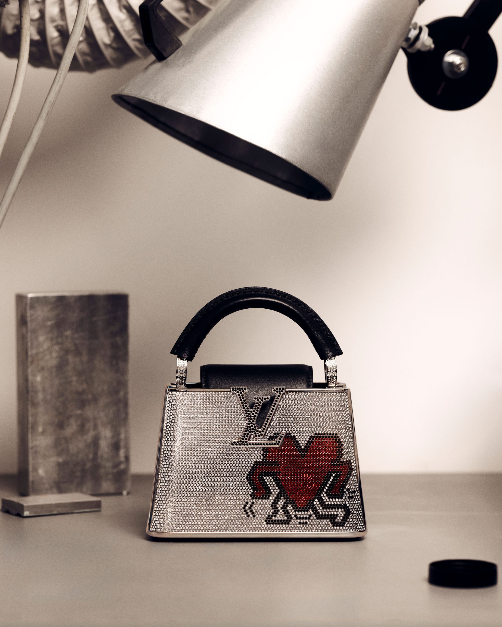 เมื่อกระเป๋า Louis Vuitton กลายเป็นผลงานศิลปะกับ Keith Haring