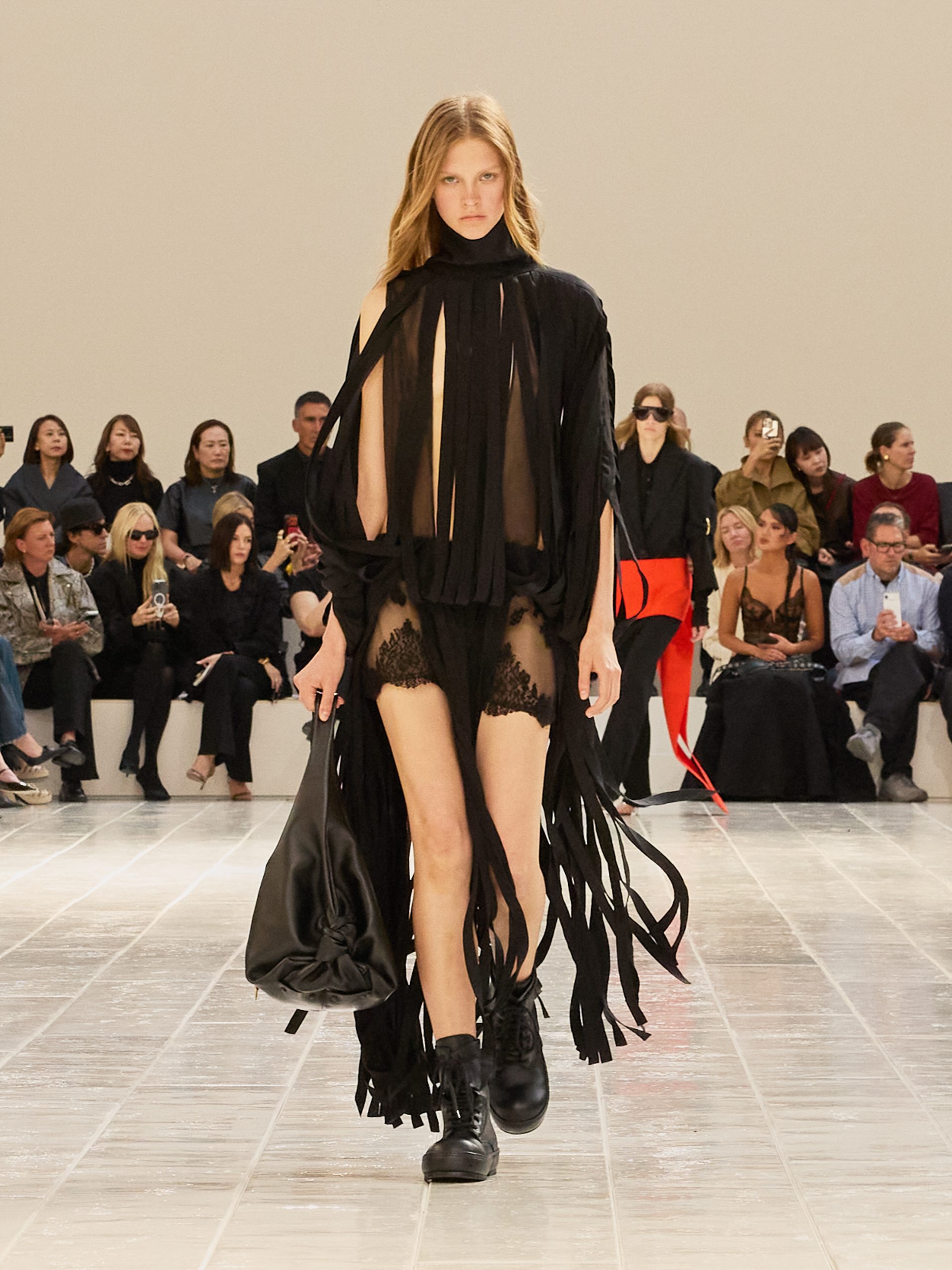 เมื่อโอตกูตูร์ลงมาถนน: อ่านเกม Balenciaga ‘Les Coraux de la Liberté’