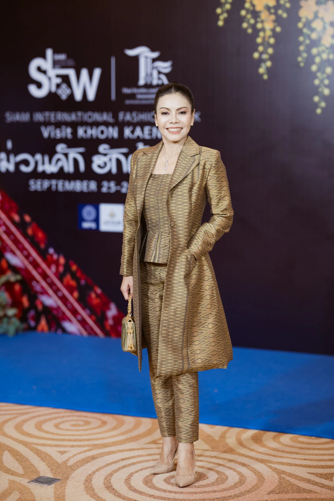ผ้าไหมไทยจากทุ่งอีสานสู่หัวใจเวทีแฟชั่น