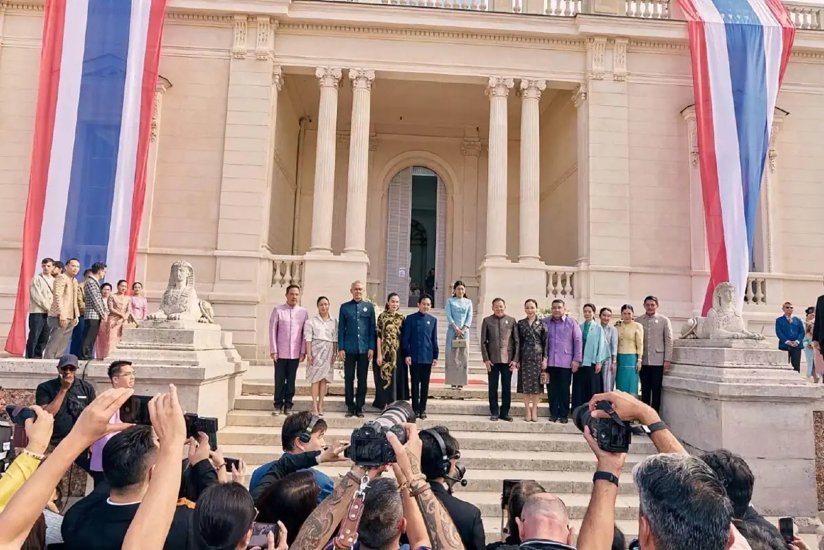 ชุดไทยพระราชนิยมบนเวทีโลกจากแฟชั่นสู่พลังอ่อน