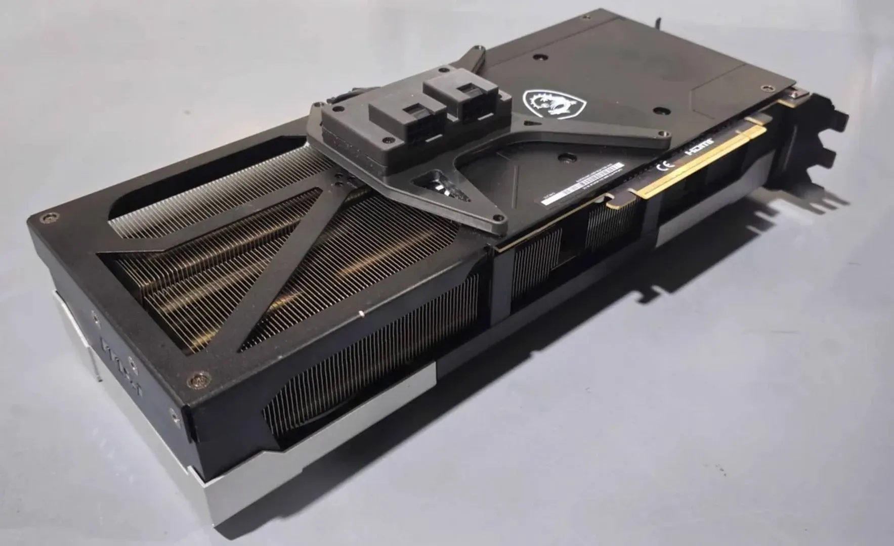 แก้ปัญหา RTX 5090 power connector ร้อนด้วย 8-pin เสริมคู่