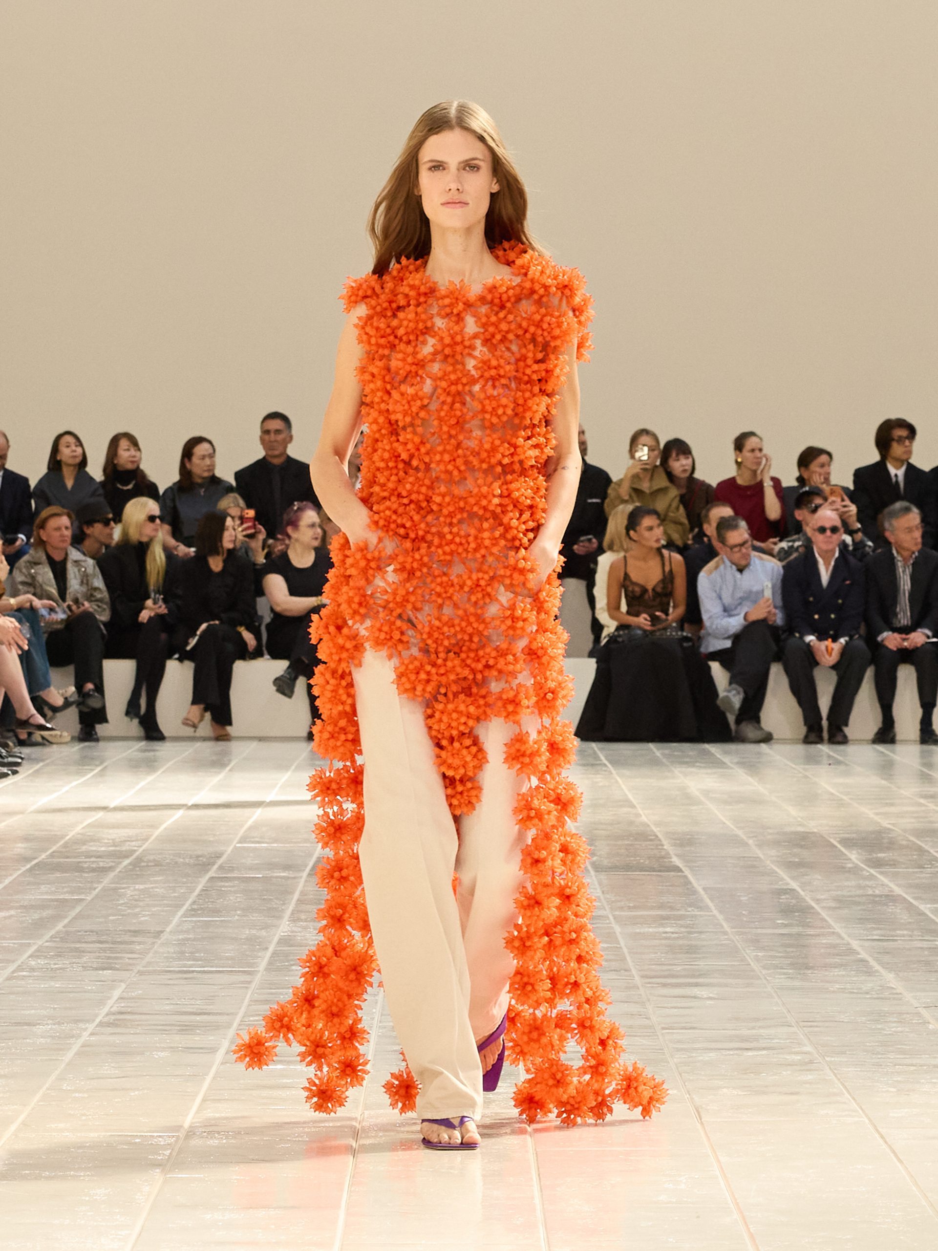 เมื่อโอตกูตูร์ลงมาถนน: อ่านเกม Balenciaga ‘Les Coraux de la Liberté’