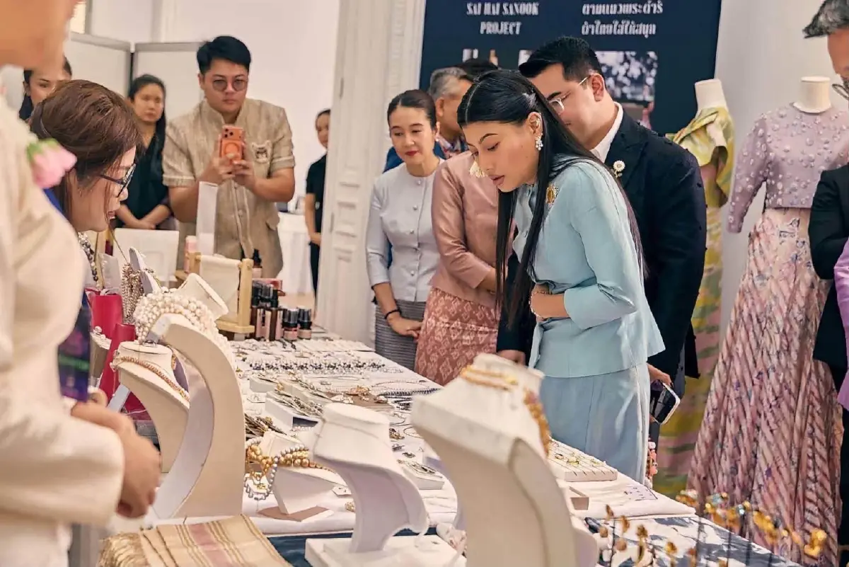 เมื่อชุดไทยพระราชนิยมกลายเป็นภาษาการทูตบนเวทีโลก