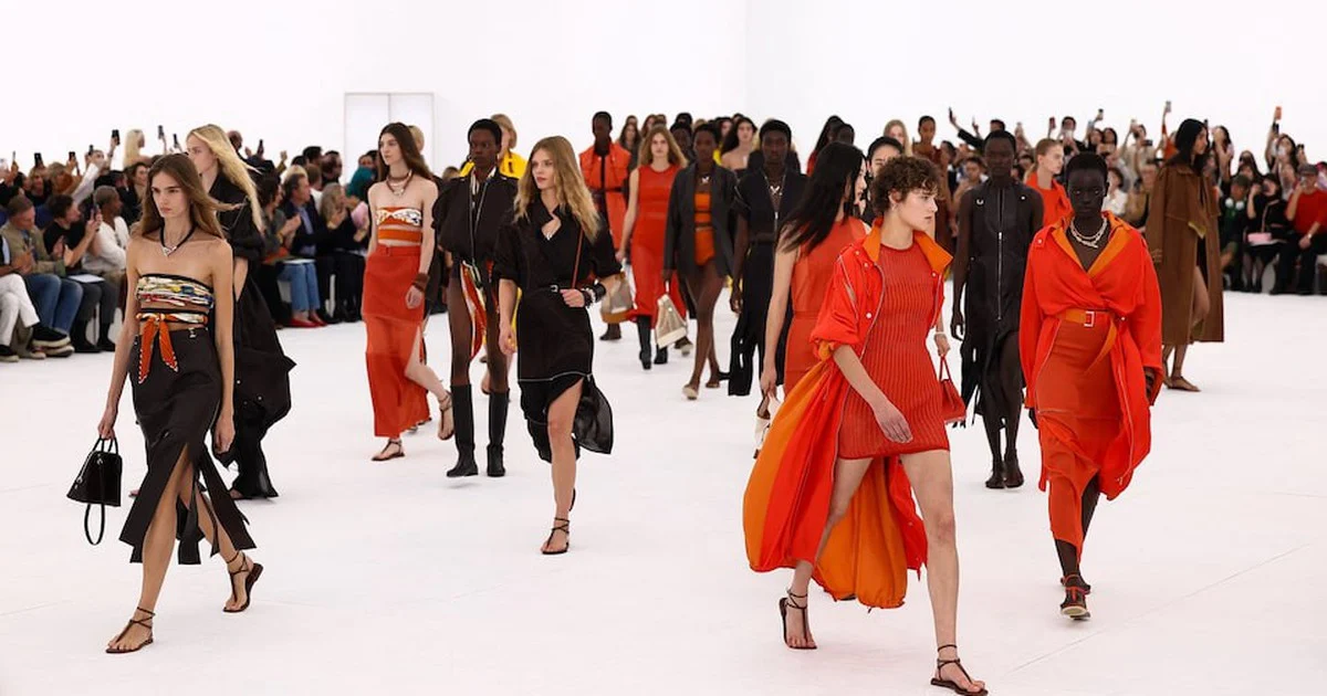 Hermès และการนิยามใหม่ของฤดูใบไม้ผลิผ่านความเบาและเสน่ห์มินิมัล