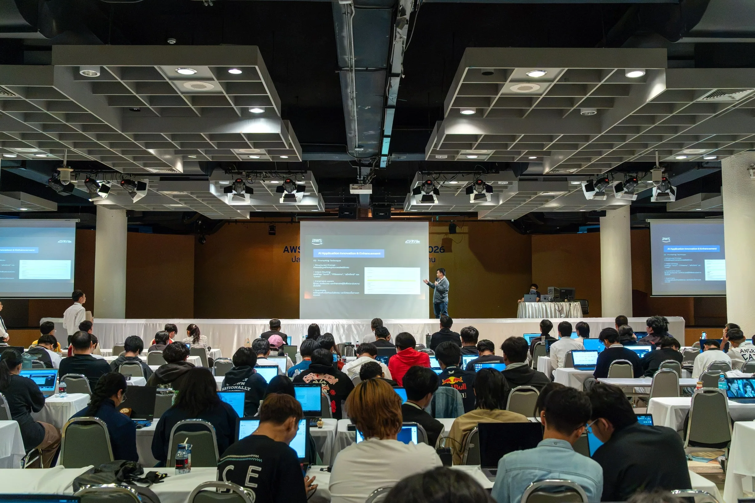 งาน AI–Data โตสวนตลาดเทคโนโลยีหดตัว สัญญาณเปลี่ยนสมรภูมิทักษะการทำงาน