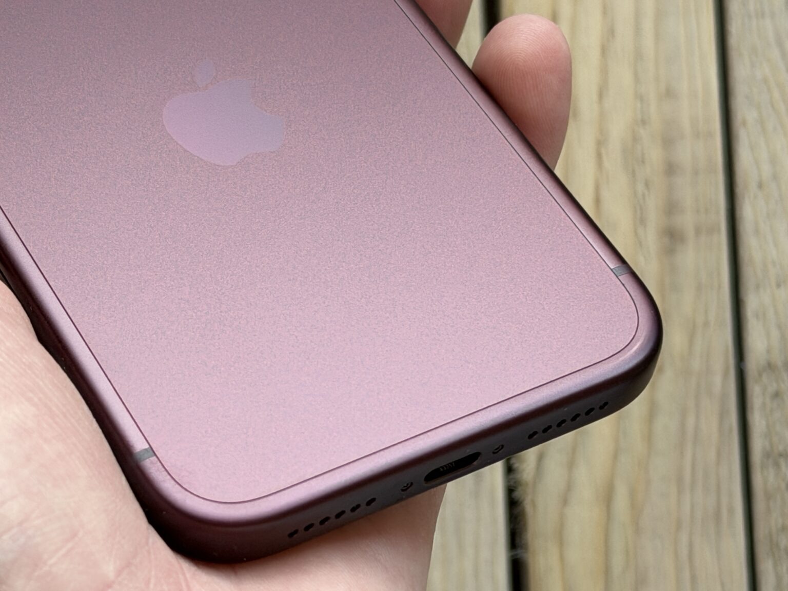 แก้สามปัญหาใหญ่ iPhone 18 Pro: ลำโพงเสียงแตก เครื่องช้า สีซีดจาง