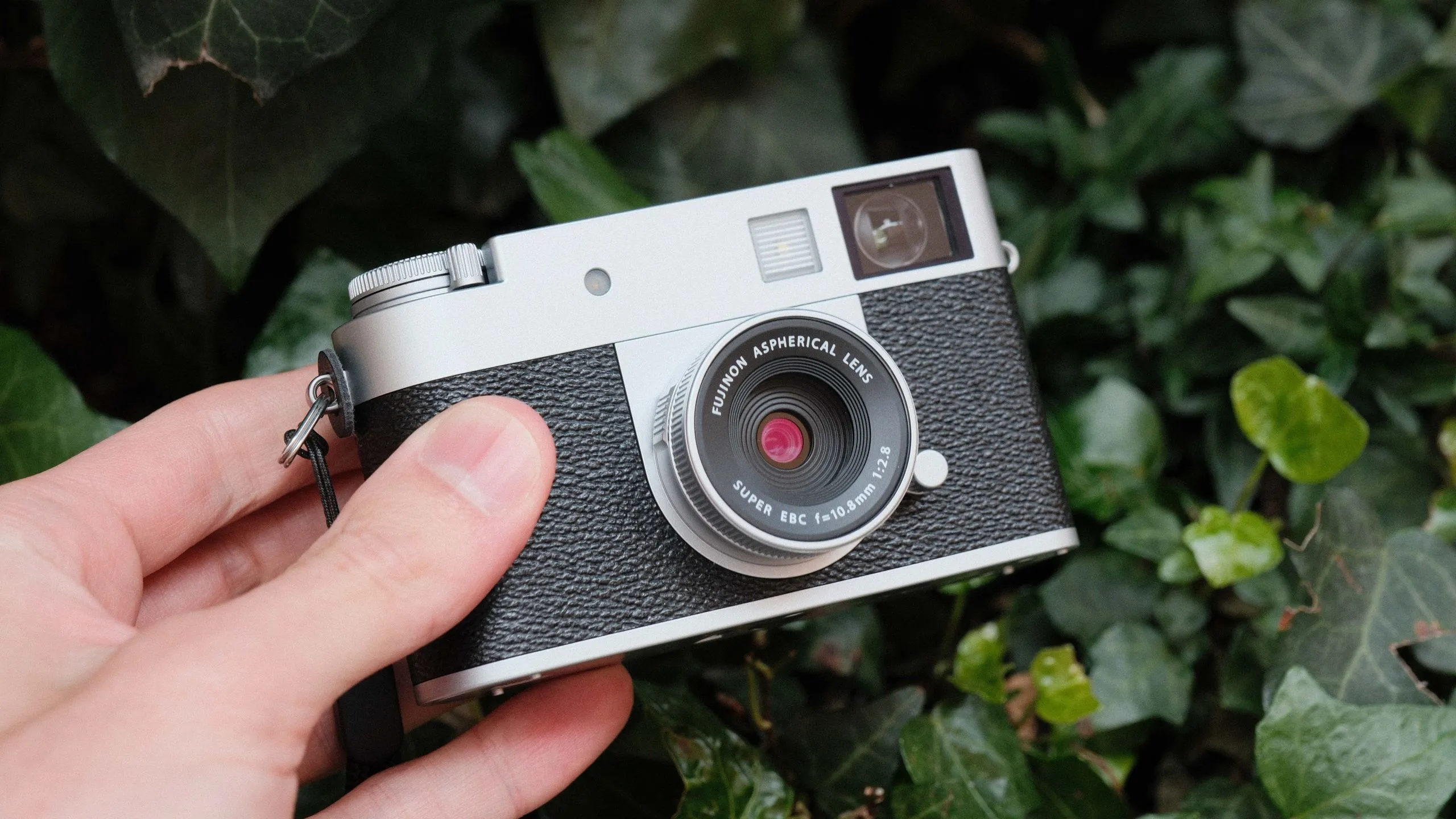 ราคาตก กล้องคอมแพกต์วินเทจ Kodak Charmera และ Fujifilm X Half น่าซื้อไหม